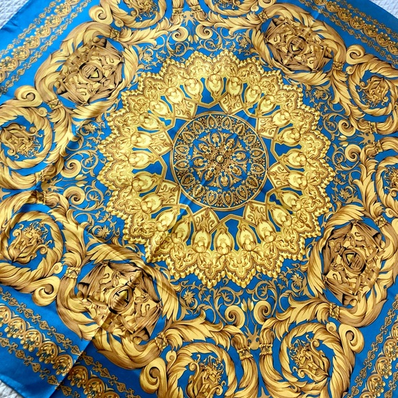 Fabulous silk scarf from WAKO Ginza Tokyo - Picture 2 of 12